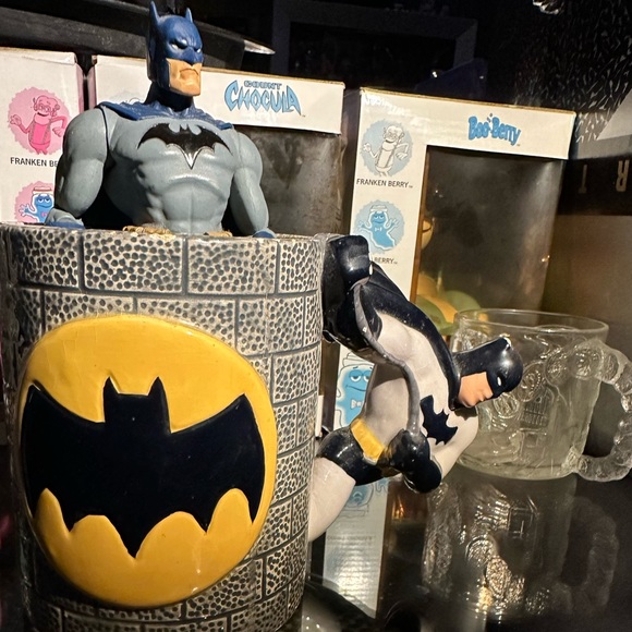 DC Comics™️ Batman™️ collectibleHandPainted Ceramic mug FreeBatmanfigureincluded - Picture 5 of 14